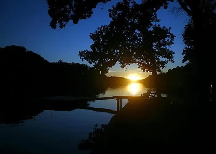 #05 - Lakefront Two Bedroom Cottage- Pet Friendly