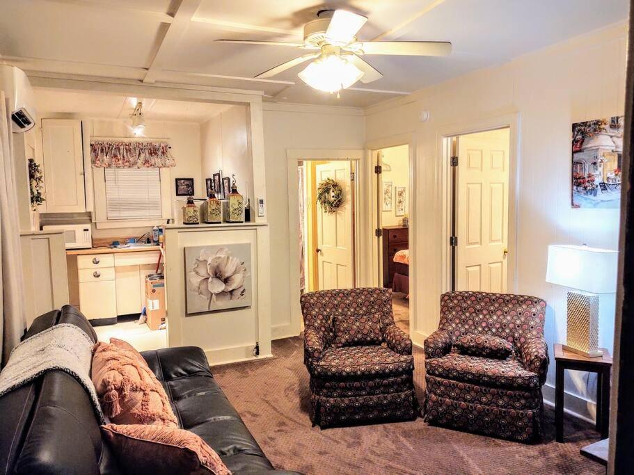 Holiday home #05 - Lakefront Two Bedroom Cottage- Pet Friendly Hot Springs